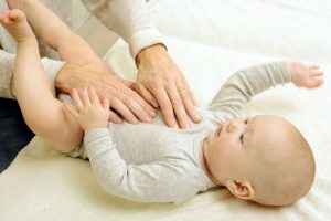 Heilpraktiker behandelt Baby mit Osteopathie